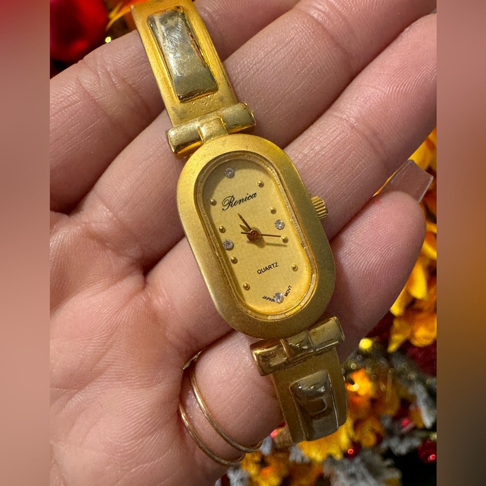 BUNDLE 2 ITEMS FOR $8✨

LAST PRICE🍒🤍 RONICA quartz vintage watch ✨